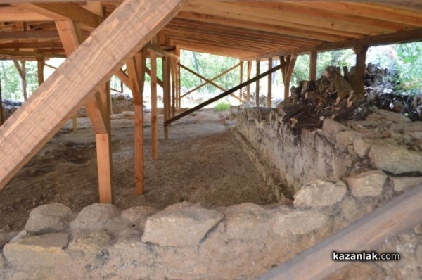 Походът на мълчанието до Мегалита в Бузовград се превърна в Първи поход до Ранносредновековната църква на Бузово кале