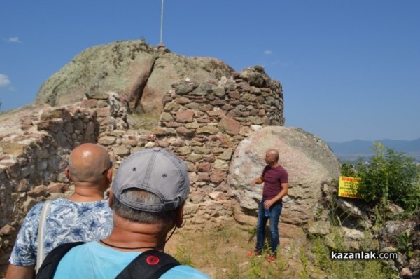 Походът на мълчанието до Мегалита в Бузовград се превърна в Първи поход до Ранносредновековната църква на Бузово кале