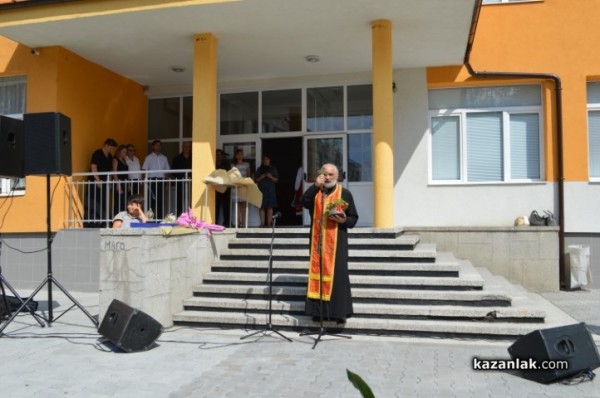 В деня на Съединениeто в Крън празнуват и за новата училищна сграда