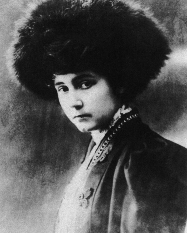 Книга разказва историята на фотографската фамилия Карастоянови