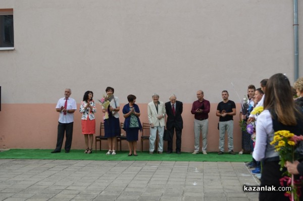 Преподаватели и ученици приветстваха новата учебна година в ПГ “Иван Хаджиенов“