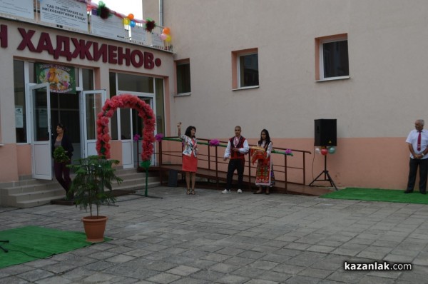 Преподаватели и ученици приветстваха новата учебна година в ПГ “Иван Хаджиенов“