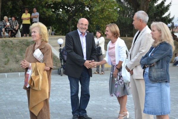 Шипченци се поздравяват с обновен център