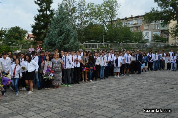 Преподаватели и ученици приветстваха новата учебна година в ПГ “Иван Хаджиенов“