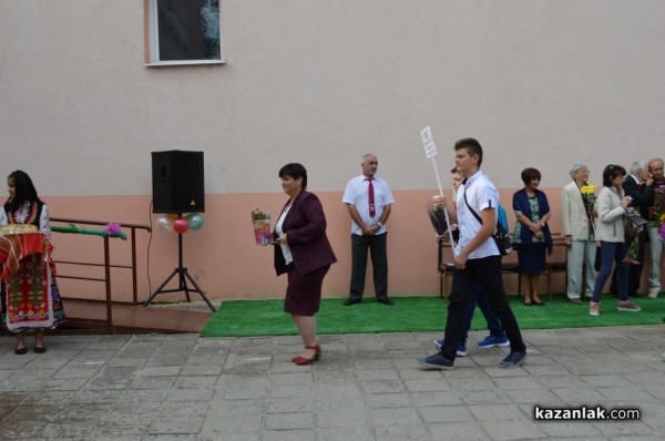Преподаватели и ученици приветстваха новата учебна година в ПГ “Иван Хаджиенов“