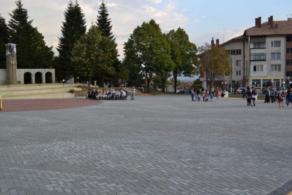 Шипченци се поздравяват с обновен център