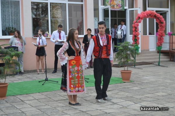 Преподаватели и ученици приветстваха новата учебна година в ПГ “Иван Хаджиенов“