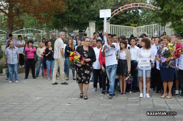 Преподаватели и ученици приветстваха новата учебна година в ПГ “Иван Хаджиенов“