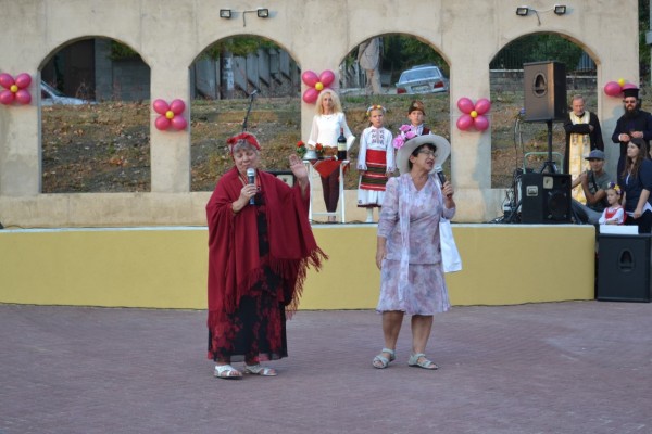 Шипченци се поздравяват с обновен център