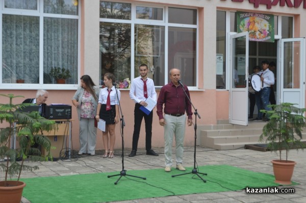 Преподаватели и ученици приветстваха новата учебна година в ПГ “Иван Хаджиенов“