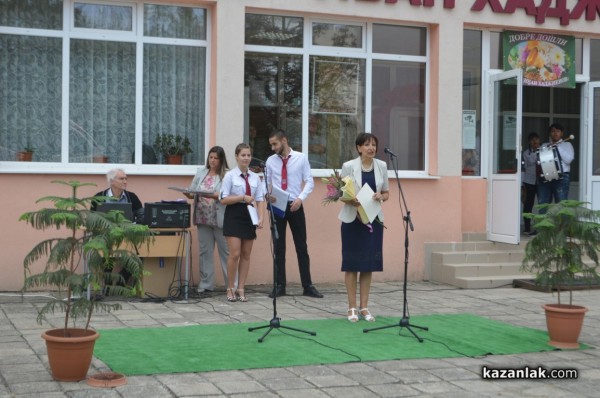 Преподаватели и ученици приветстваха новата учебна година в ПГ “Иван Хаджиенов“