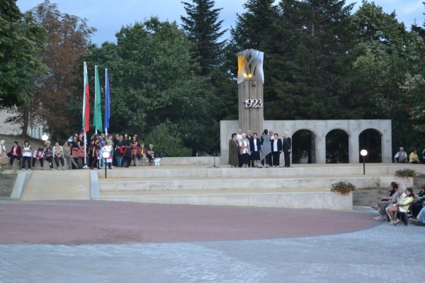 Шипченци се поздравяват с обновен център