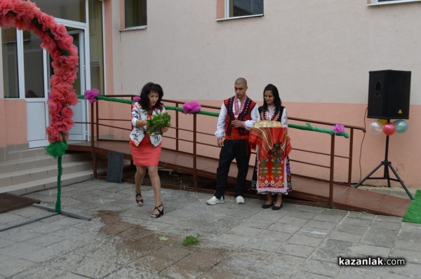 Преподаватели и ученици приветстваха новата учебна година в ПГ “Иван Хаджиенов“