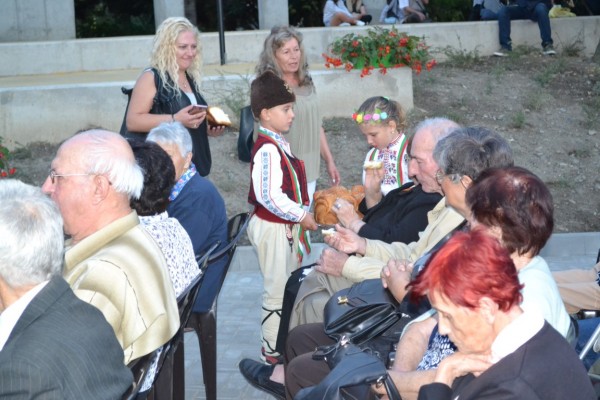 Шипченци се поздравяват с обновен център