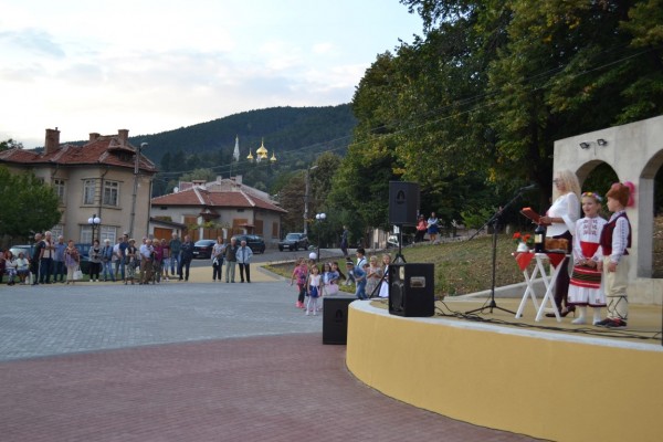 Шипченци се поздравяват с обновен център