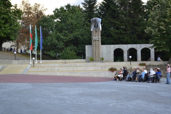 Шипченци се поздравяват с обновен център