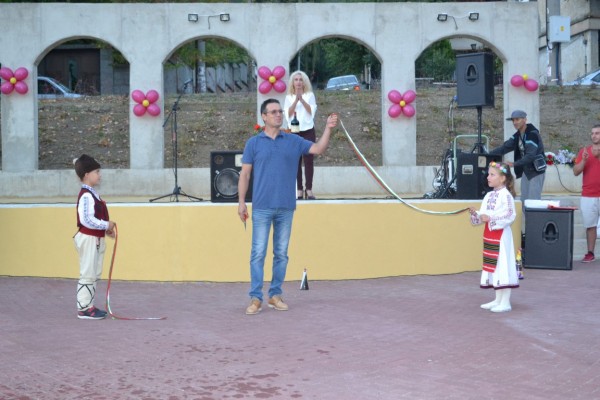 Шипченци се поздравяват с обновен център