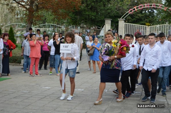 Преподаватели и ученици приветстваха новата учебна година в ПГ “Иван Хаджиенов“