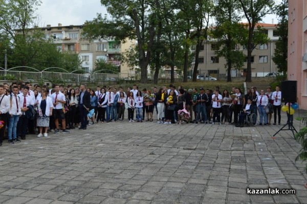 Преподаватели и ученици приветстваха новата учебна година в ПГ “Иван Хаджиенов“