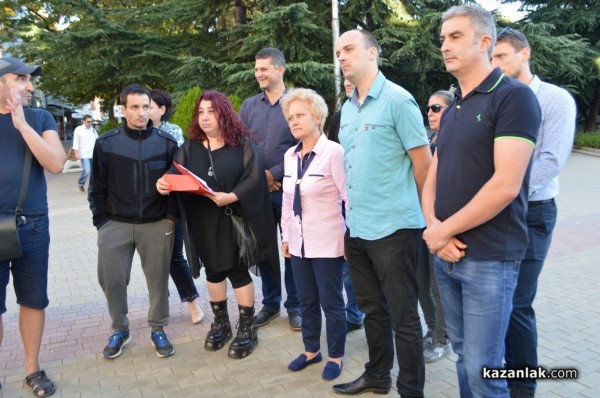 Граждани на протест срещу вандализма и нарушаването на обществения ред в Казанлък