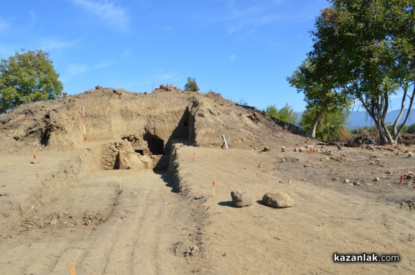 В тракийската гробница край  Розово откриха череп и останки от човешки скелет