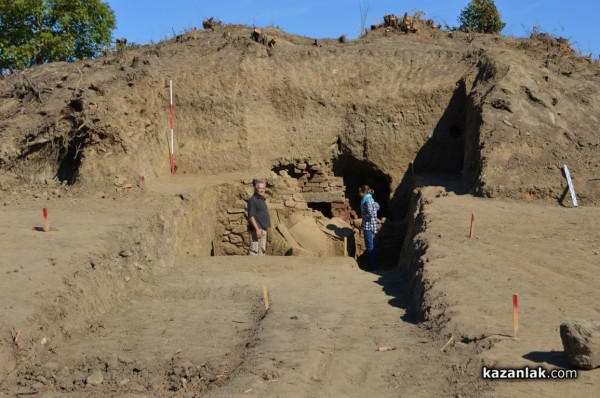 В тракийската гробница край  Розово откриха череп и останки от човешки скелет