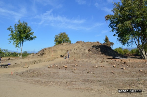 В тракийската гробница край  Розово откриха череп и останки от човешки скелет