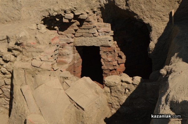 В тракийската гробница край  Розово откриха череп и останки от човешки скелет