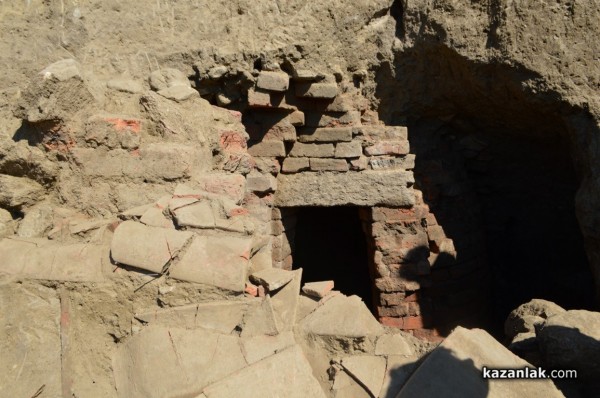 В тракийската гробница край  Розово откриха череп и останки от човешки скелет