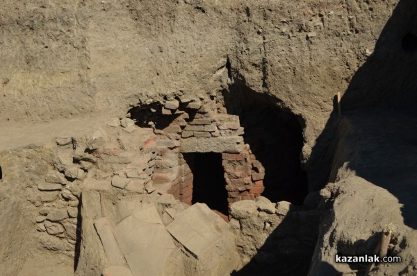 В тракийската гробница край  Розово откриха череп и останки от човешки скелет