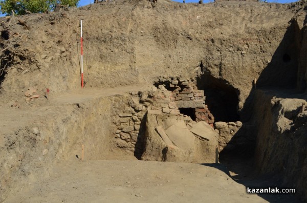 В тракийската гробница край  Розово откриха череп и останки от човешки скелет