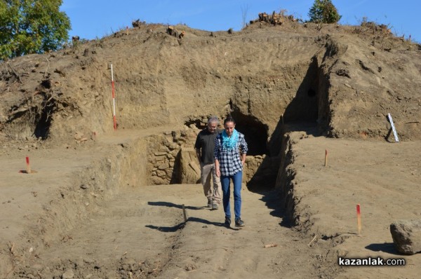В тракийската гробница край  Розово откриха череп и останки от човешки скелет
