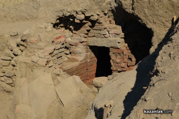 В тракийската гробница край  Розово откриха череп и останки от човешки скелет