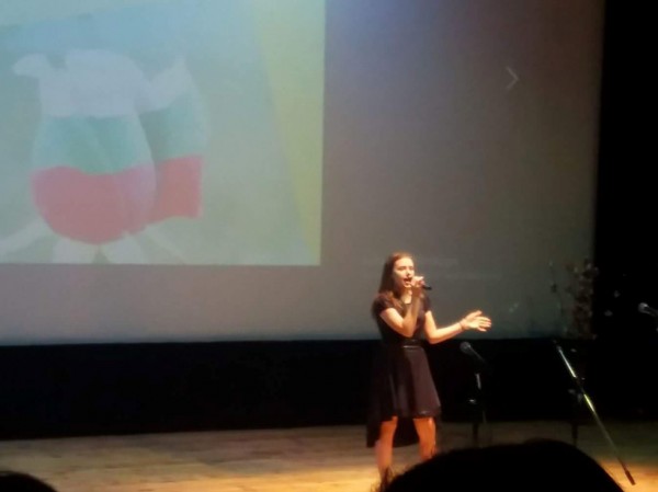 Отличен старт за певиците Елена и Стефани от школата за поп пеене при НЧ “Възродена искра - 2000“ 