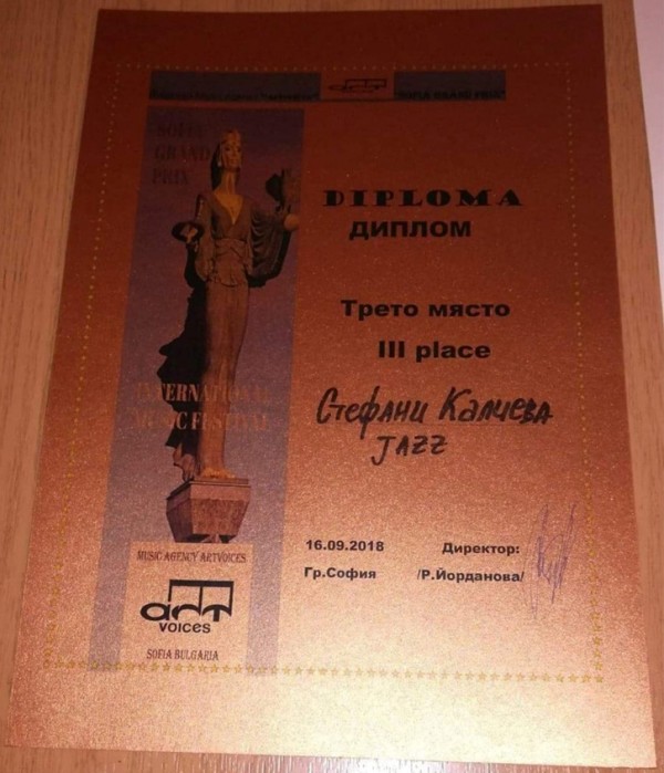 Отличен старт за певиците Елена и Стефани от школата за поп пеене при НЧ “Възродена искра - 2000“ 