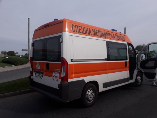 Лека кола и бус се блъснаха на разклона на Дунавци