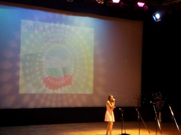 Отличен старт за певиците Елена и Стефани от школата за поп пеене при НЧ “Възродена искра - 2000“ 