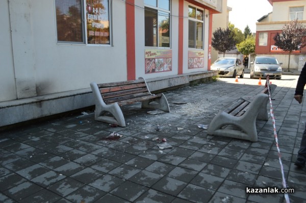 Плочки от фасадата на Поликлиниката паднаха върху мъж