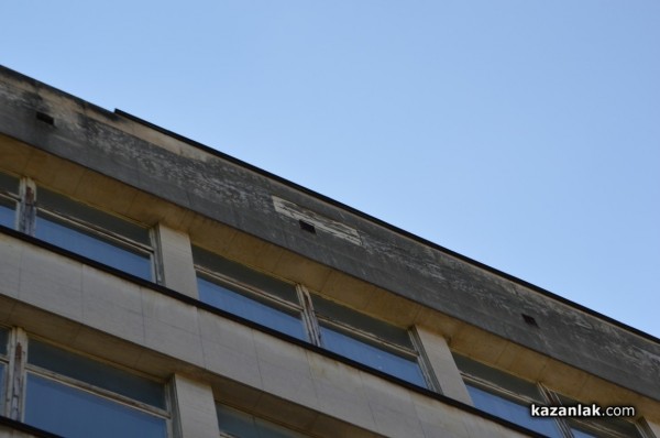 Плочки от фасадата на Поликлиниката паднаха върху мъж