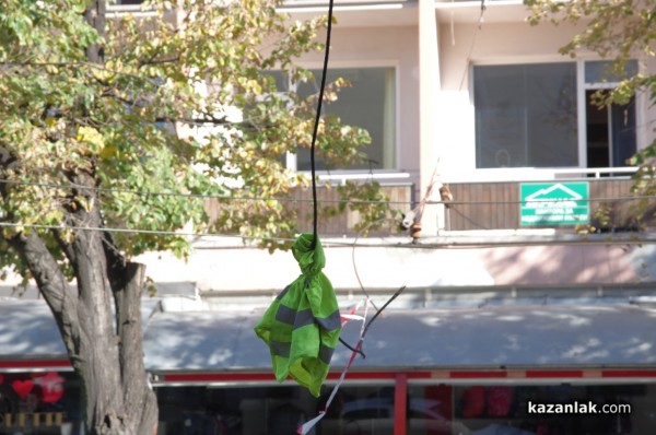 Паякът закачи провиснали жици на кръстовището до Лъвовата чешма