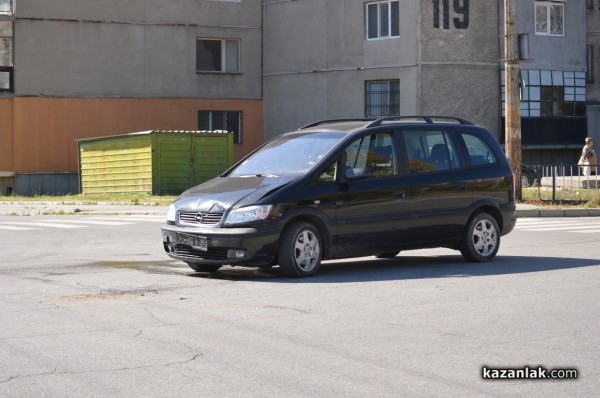 Лек удар между автомобили на кръстовище на главната и ул. “Чаталджа“