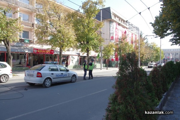 Паякът закачи провиснали жици на кръстовището до Лъвовата чешма