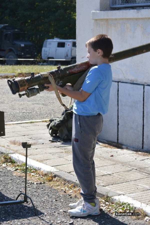 Младежи от Казанлък „взлязоха в казармата“ за няколко часа