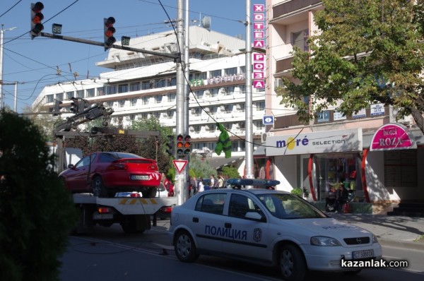 Паякът закачи провиснали жици на кръстовището до Лъвовата чешма