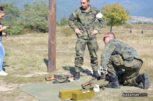 Младежи „взлязоха в казармата“