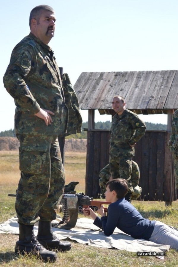 Младежи „взлязоха в казармата“