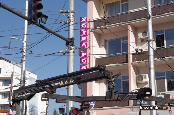 Паякът закачи провиснали жици на кръстовището до Лъвовата чешма