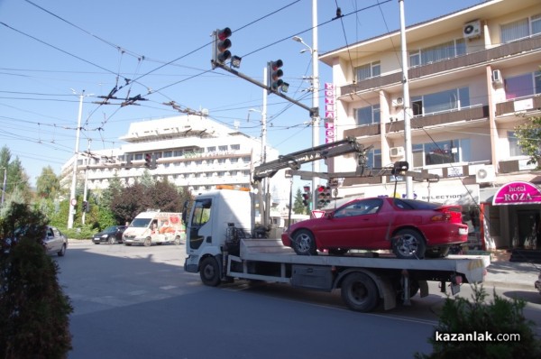 Паякът закачи провиснали жици на кръстовището до Лъвовата чешма