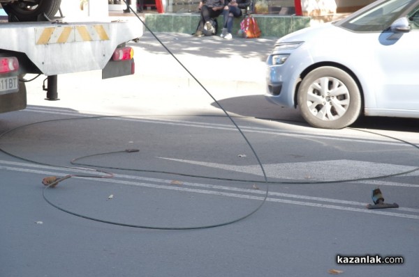 Паякът закачи провиснали жици на кръстовището до Лъвовата чешма