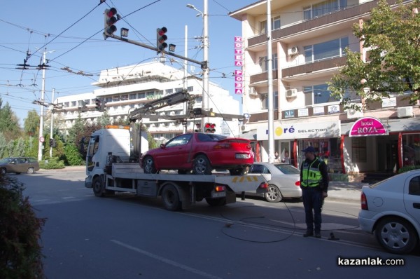 Паякът закачи провиснали жици на кръстовището до Лъвовата чешма